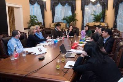 黃巧靈董事長(zhǎng)會(huì)見公司美國(guó)顧問(wèn)John一行