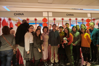 中國(guó)駐烏克蘭使館參加基輔市國(guó)際婦女俱樂部義賣活動(dòng)